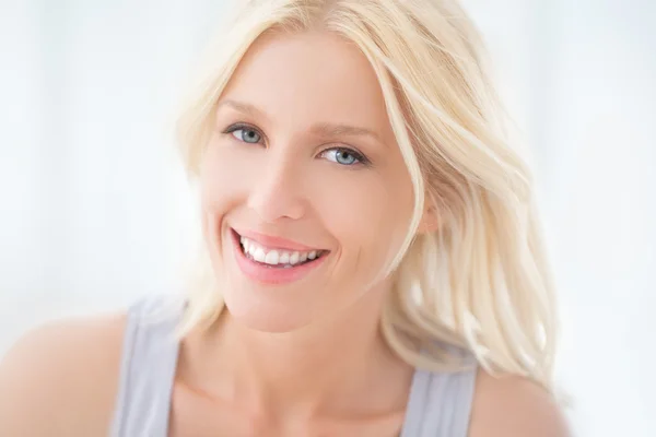 Hermosa mujer de ojos azules sonriendo —  Fotos de Stock