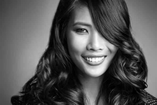 Belle souriante asiatique femme — Photo