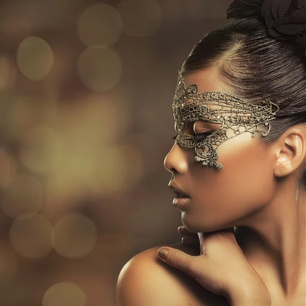 Vrouw met een masker — Stockfoto