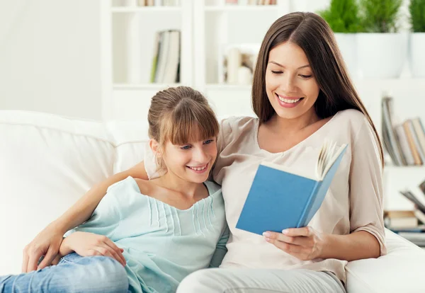 Samen lezen Rechtenvrije Stockafbeeldingen