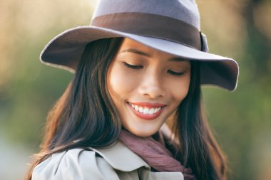 utangaç güzel kadın