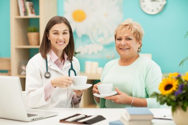 Doktor ve hasta çay içme