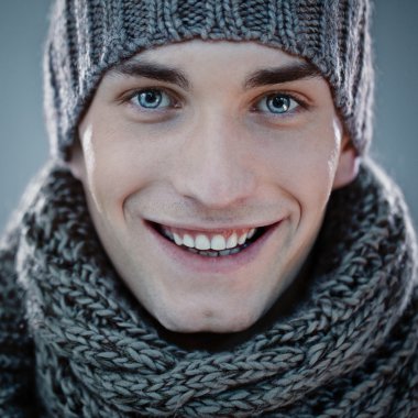 Kışlık elbiseli adam