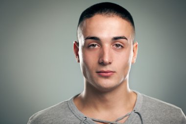 ciddi genç adam