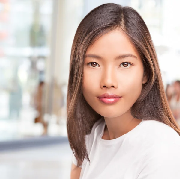Gyönyörű ázsiai nő, mosolygós — Stock Fotó
