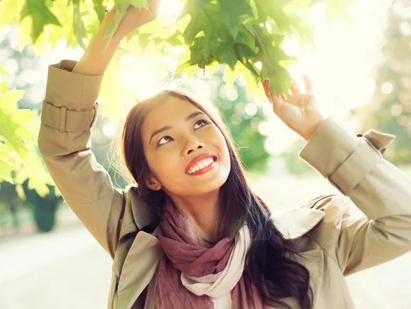 Mujer en otoño — Foto de Stock