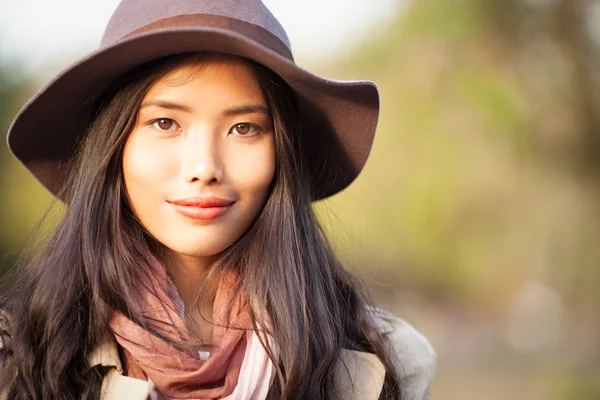 Elegante vrouw in de herfst — Stockfoto