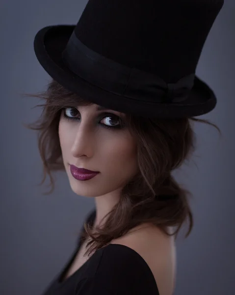 Vrouw met een hoge hoed — Stockfoto