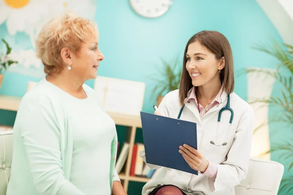 Homeópata y su paciente — Foto de Stock