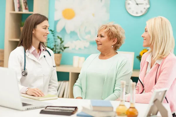 Doctor and Patients — Stock Photo, Image