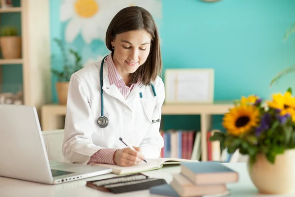 Médico feminino escrevendo — Fotografia de Stock