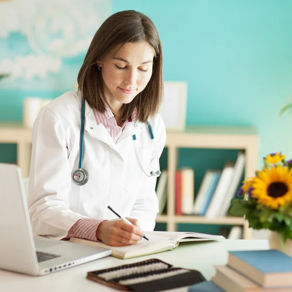 gülümseyen kadın doktor