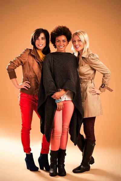 Três mulheres na moda — Fotografia de Stock