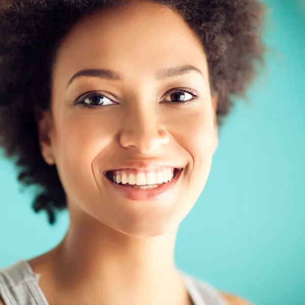 Prachtige Afrikaanse vrouw die lacht — Stockfoto