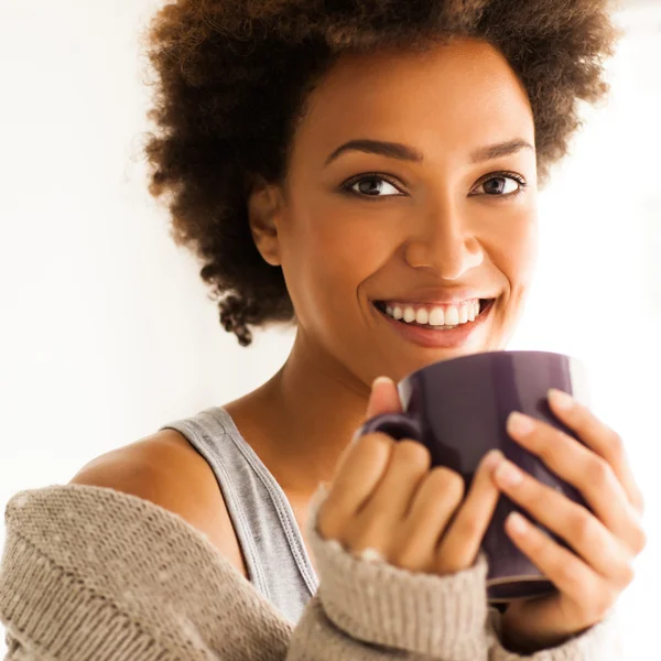 Frau trinkt Kaffee — Stockfoto