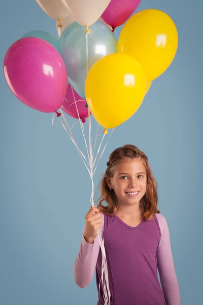 Lachende meisje houdt van ballonnen — Stockfoto