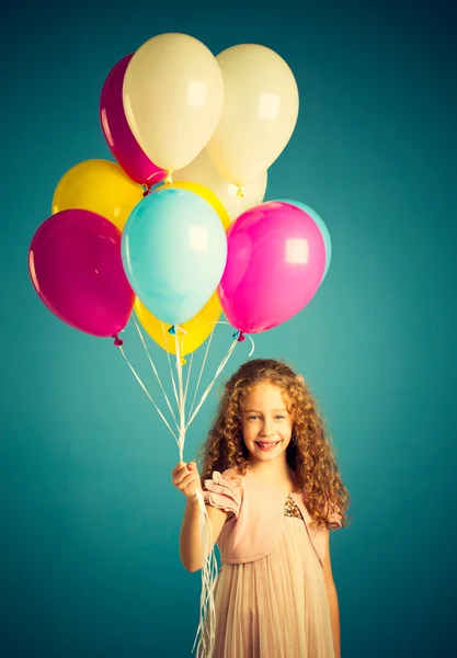 Chica sosteniendo globos —  Fotos de Stock