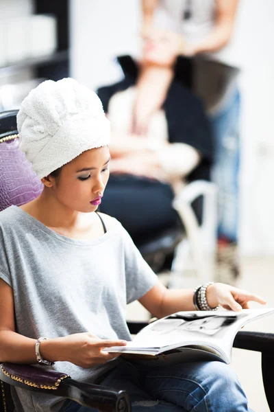 Bij de kapper. — Stockfoto