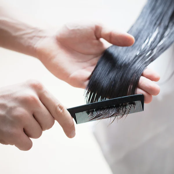 Kapper kammen haar — Stockfoto