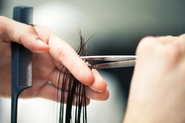 Cabeleireiro corte de cabelo — Fotografia de Stock