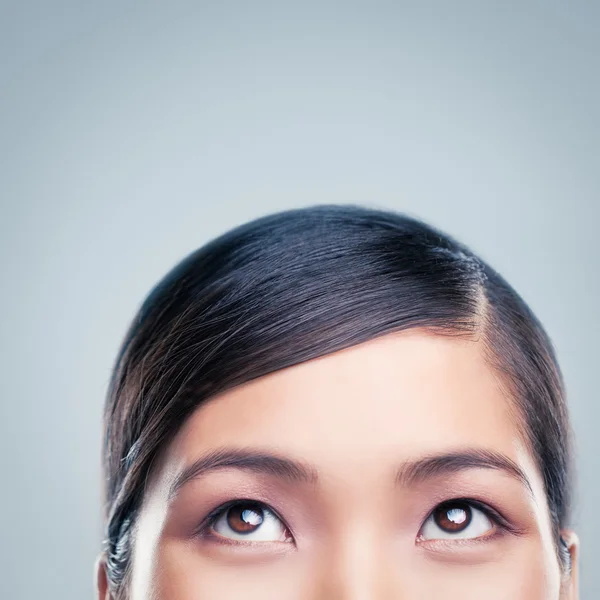 Asiática mulher olhando para cima — Fotografia de Stock