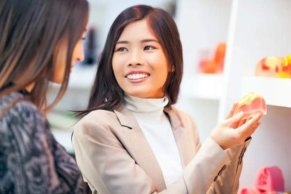 Donne che comprano sapone — Foto Stock