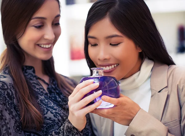 Femmes qui achètent de l'huile d'aromathérapie — Photo