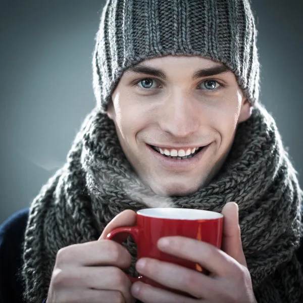 Uomo con una bevanda calda — Foto Stock