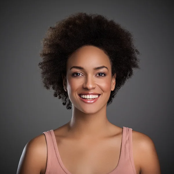 gülümseyen güzel Afrikalı kadın