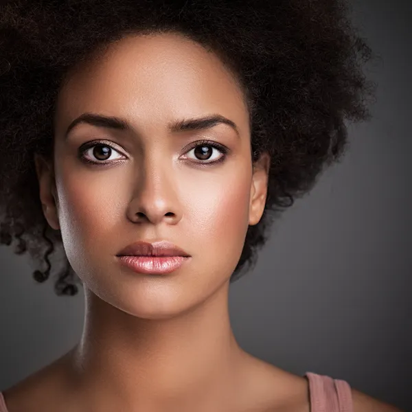 Ciddi bir Afrikalı kadın.