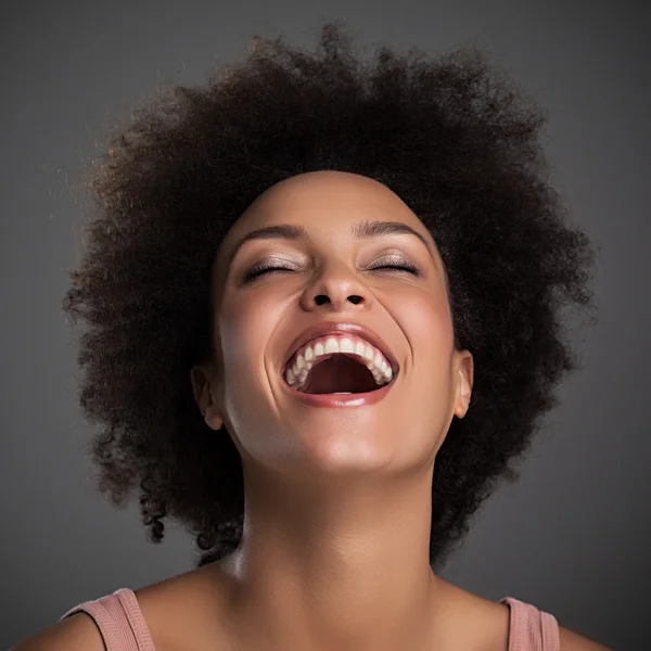 Afrikaanse vrouw lachen — Stockfoto