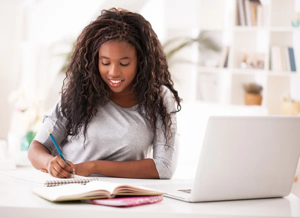 Tiener meisje doet huiswerk — Stockfoto