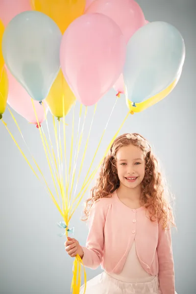 Flicka som håller ballonger — Stockfoto