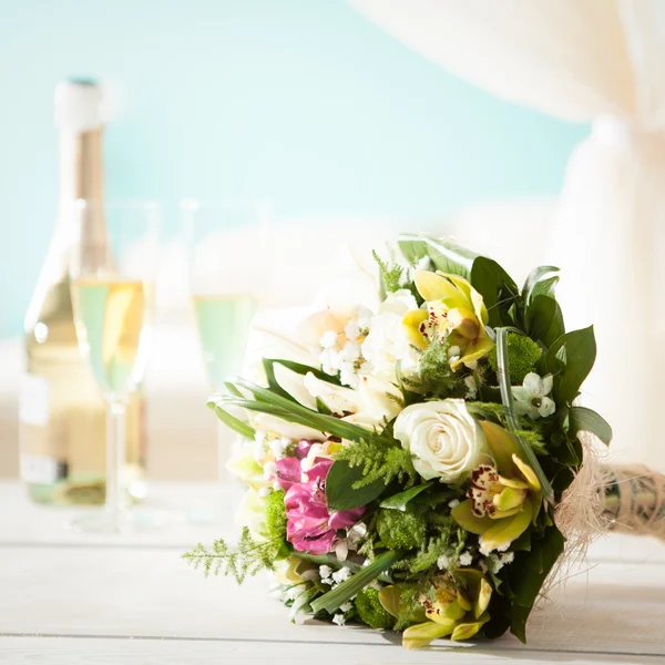 Wedding Bouquet and Champagne — Stock Photo, Image