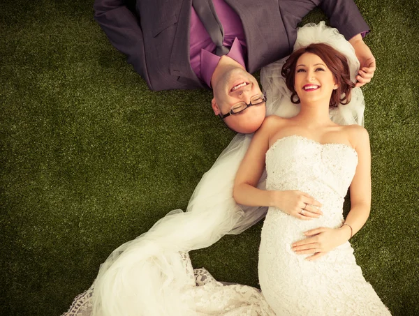 Casal casado na grama — Fotografia de Stock