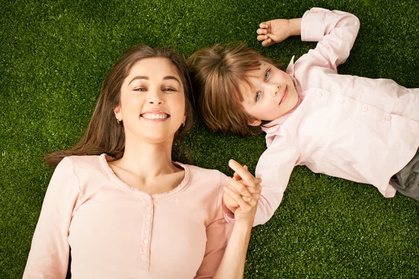 Mutter und Tochter liegen im Gras — Stockfoto