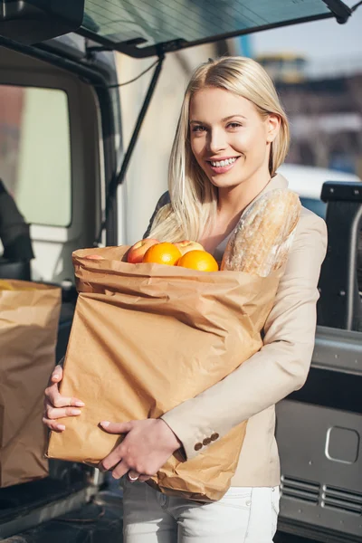 Mujer sosteniendo comestibles — Foto de Stock