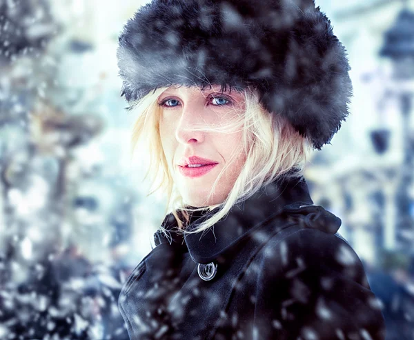 Γυναίκα όμορφη χειμώνα — Φωτογραφία Αρχείου