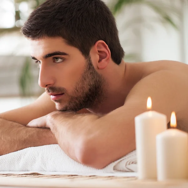 Man op een massagetafel — Stockfoto