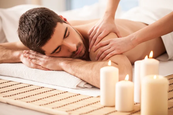 Homem em uma mesa de massagem — Fotografia de Stock