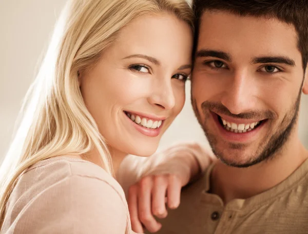 Sorrindo jovem casal — Fotografia de Stock