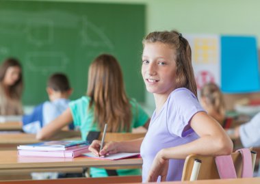 sınıfta öğrenci gülümseyen