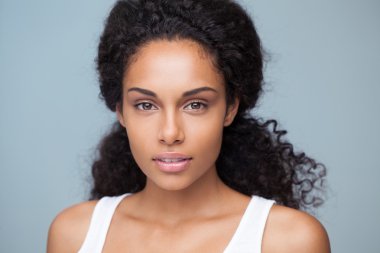 Gülümseyen bir Afrikalı kadının portresi