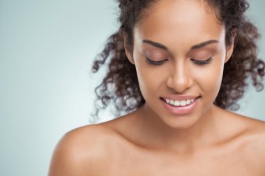 Gülümseyen bir Afrikalı kadının portresi