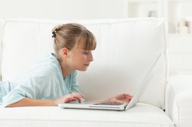 sevimli kız evde net sörf