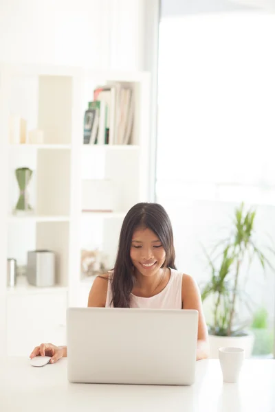 Mulher asiática em seu laptop em casa — Fotografia de Stock