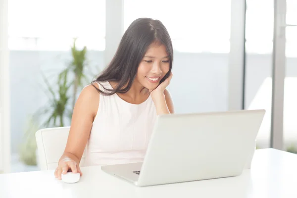 Asian Woman Surfing the Net at Home — Stock Photo, Image