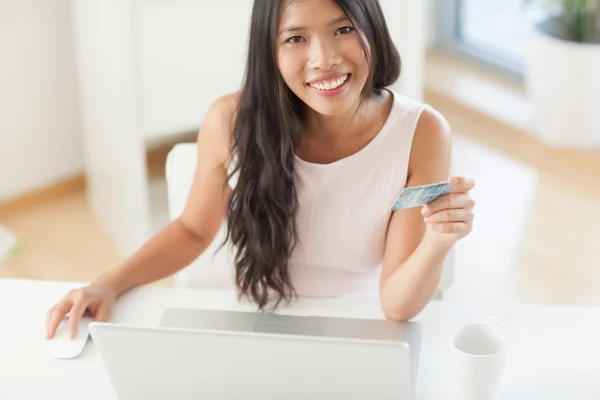 Sorrindo asiático mulher compras online — Fotografia de Stock