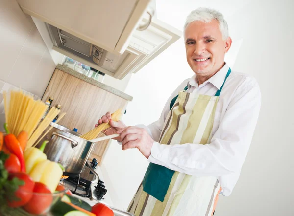 年配の男性が自宅で料理人 — ストック写真