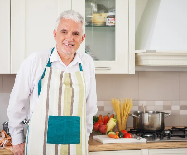 Homme âgé cuisiner à la maison — Photo